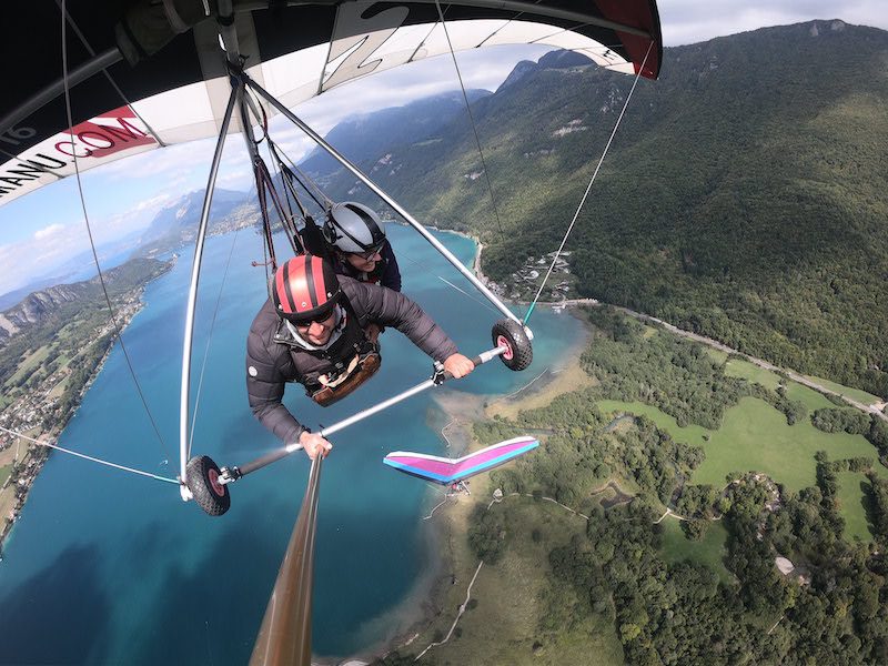 Vol en deltaplane au dessus du lac d'Annecy