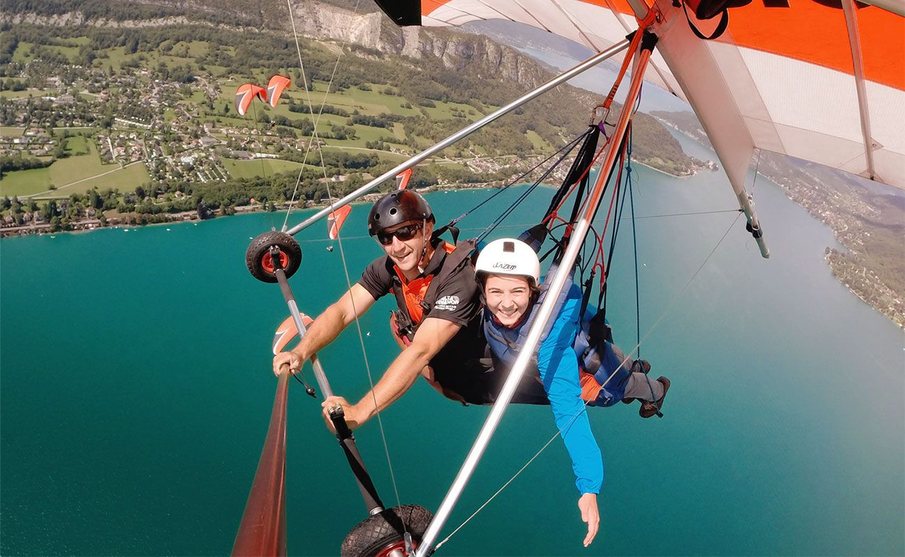 Survol du lac d'Annecy en deltaplane