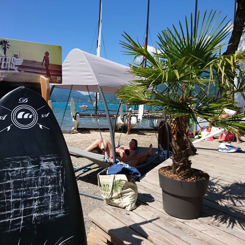 Espace détente au bord du lac d'Annecy