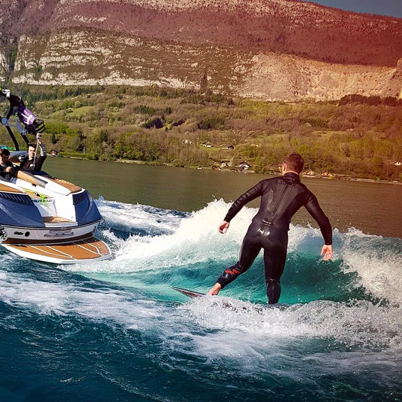 wakeboard dans le sillage d'un bateau à moteur
