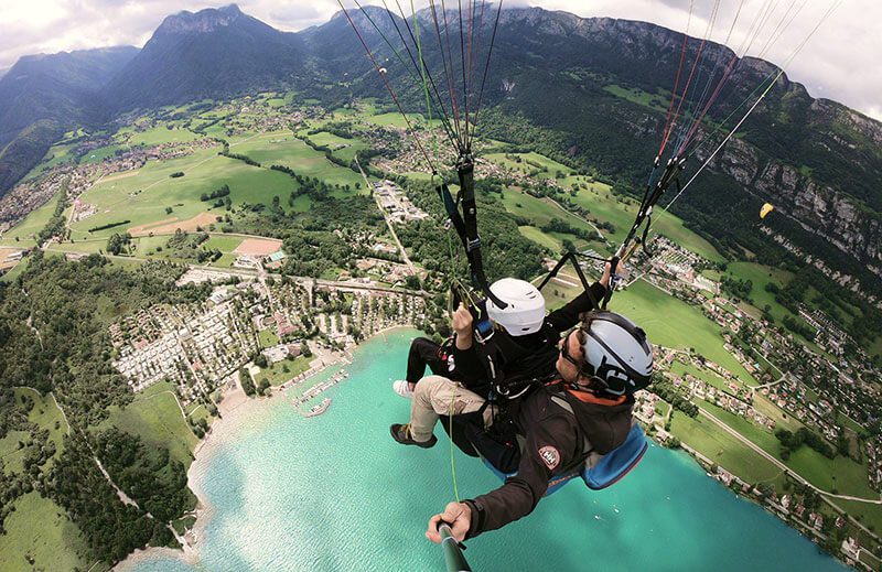 Survol du lac d'Annecy en parapente