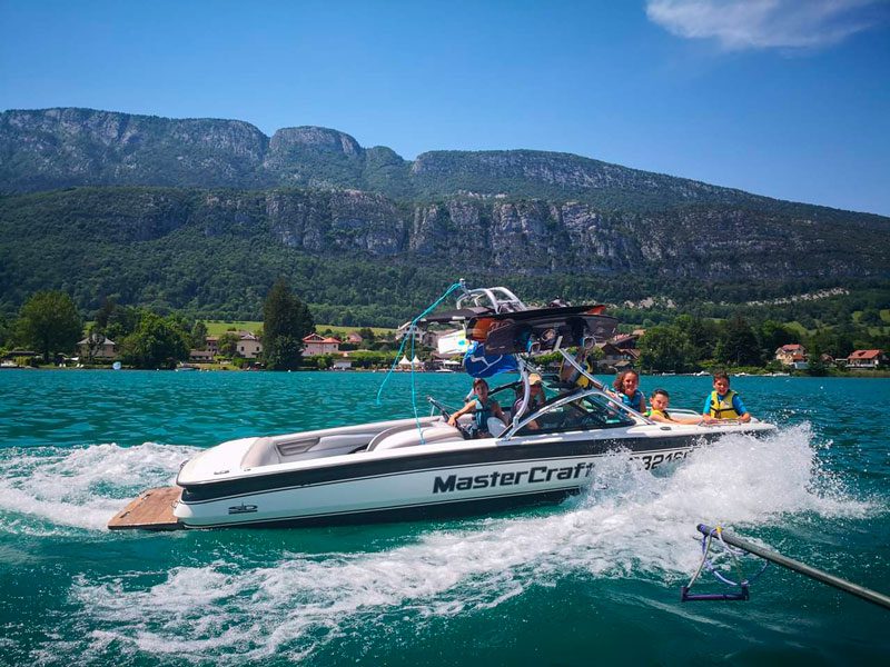 Bateau de Wakesurf sur le lac d'Annecy