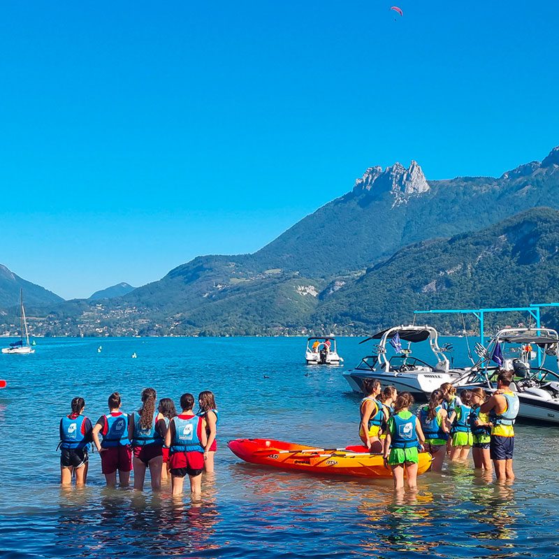 Mise à l'eau des Canoës pour une séance de Kayak sur le lac d'Annecy