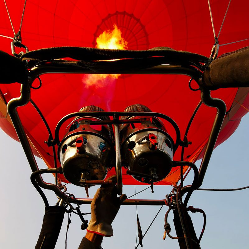 Bruleurs d'une montgolfière rouge, en train de chauffer le ballon