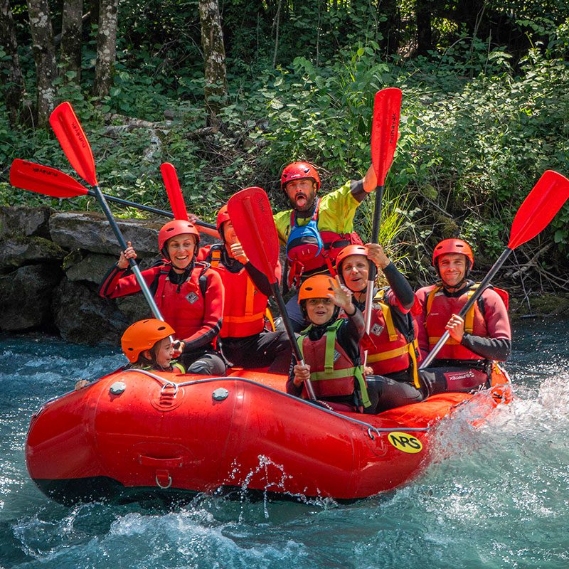 Famille en rafting en Haute-Savoie