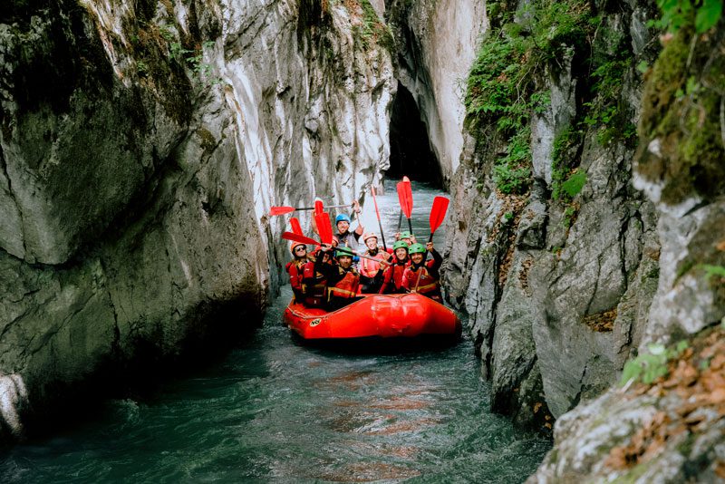 Passage entre deux falaise en rafting à Sixt Fer à Cheval