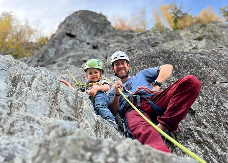 Un papa et son fils parcourant la voie de Via ferrata d'Aillon-le-Jeune