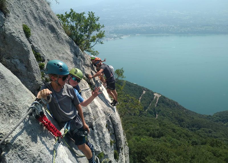 Vue sur le lac d'Annecy depuis la voie de Via ferrata de Roc-de-Cornillon