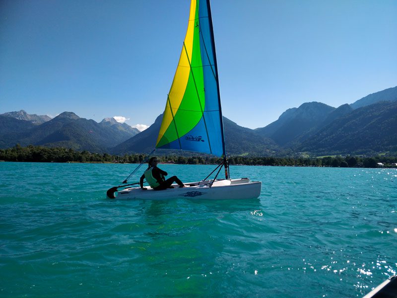Catamaran sur le lac Annecy