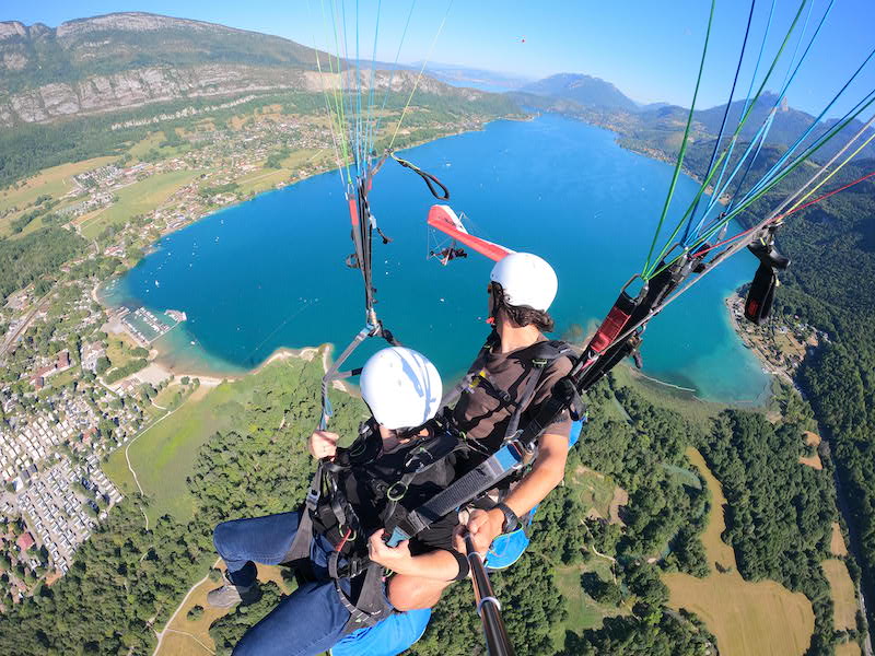 Vol en parapente au dessus du lac d'Annecy