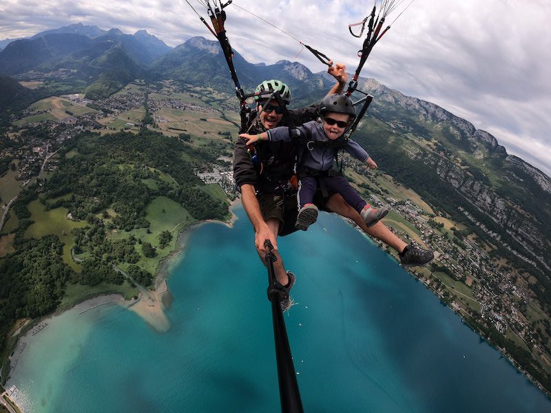 Vol en parapente d'un jeune enfant à Annecy