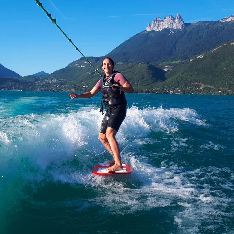 Wakeboard tracté par un bateau sur le Lac d'Annecy