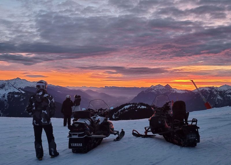 Balade en motoneige au couché du soleil, station Les Saisies (France)