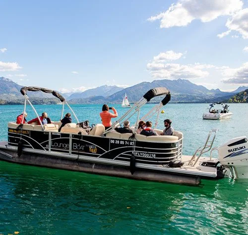 Apéro d'équipe sur un bateau, sur le lac d'Annecy