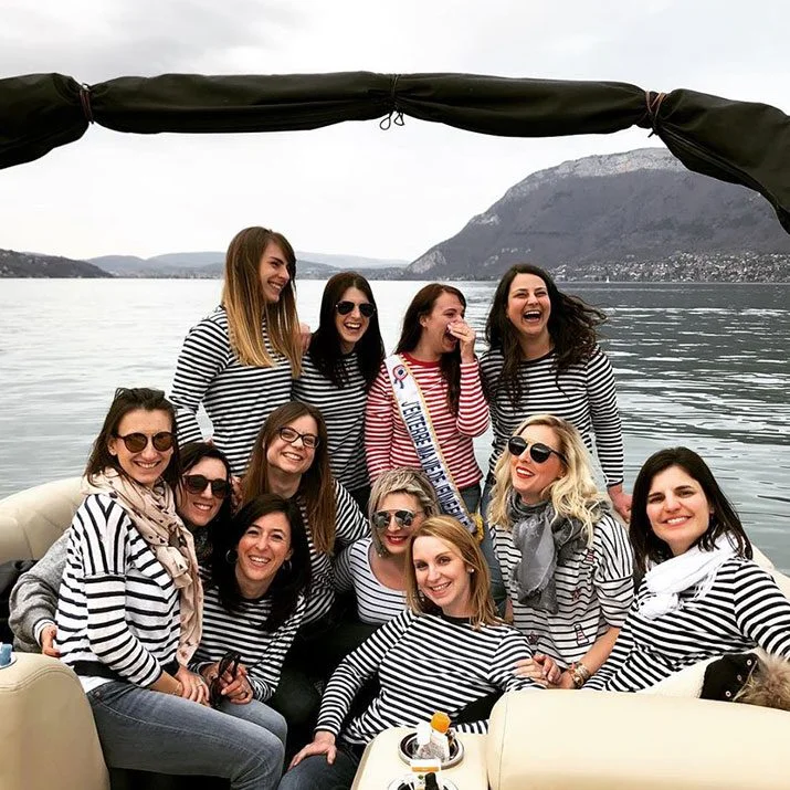 12 filles fêtent un EVJF sur le lac d'Annecy