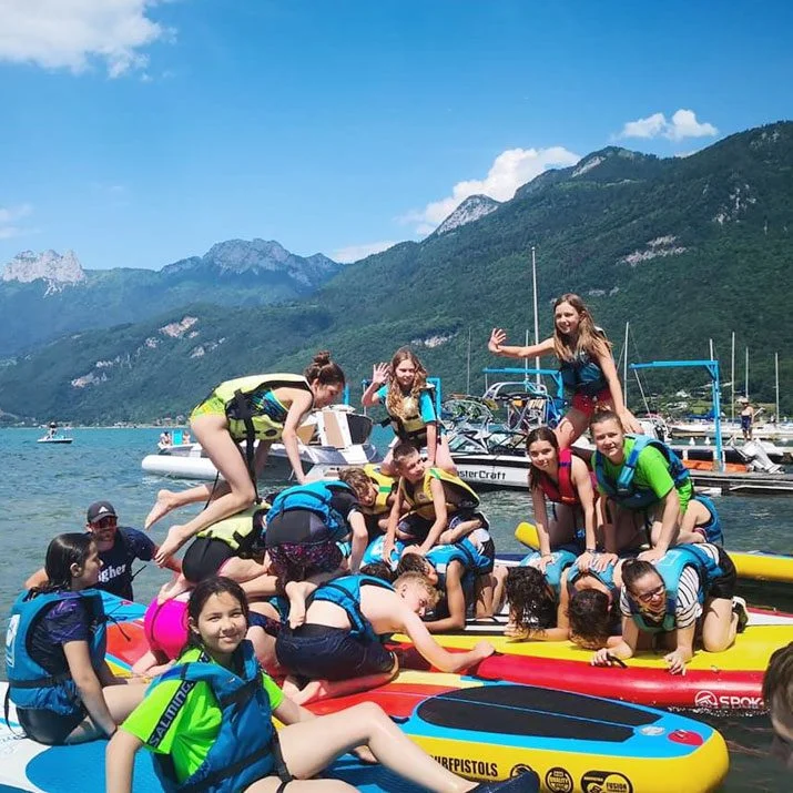 Colonie de vacances en pleine baignade sur le lac d'Annecy