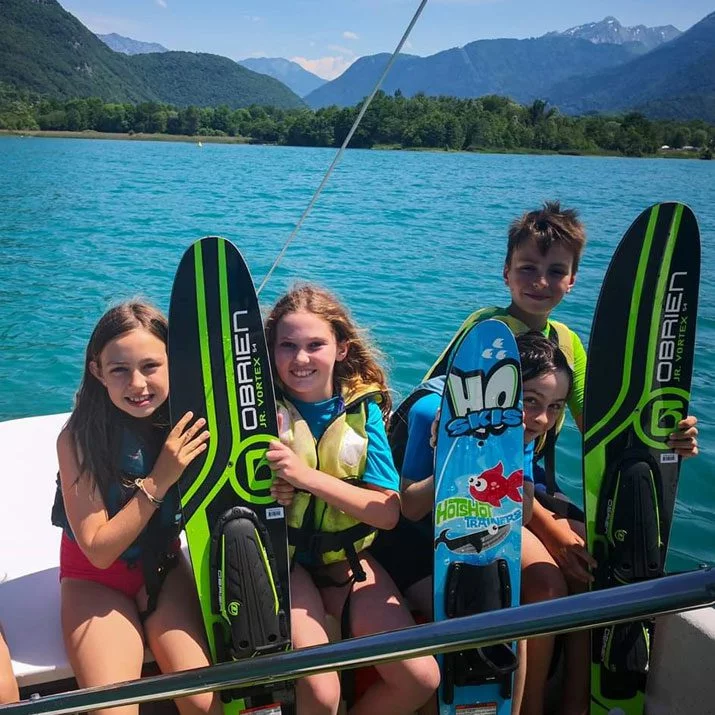 Colonie de vacances ski nautique au lac d'Annecy
