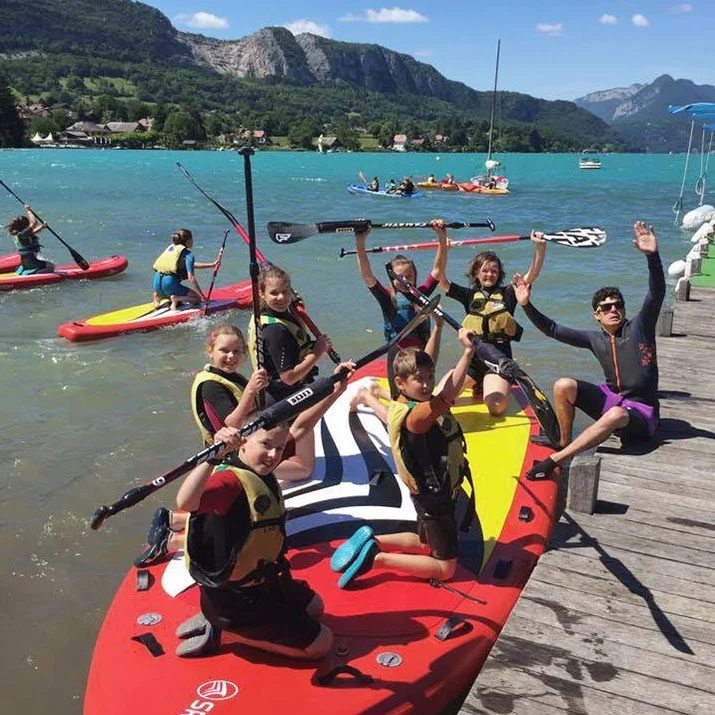 Groupe d'enfants en colonie de vacances au lac d'Annecy
