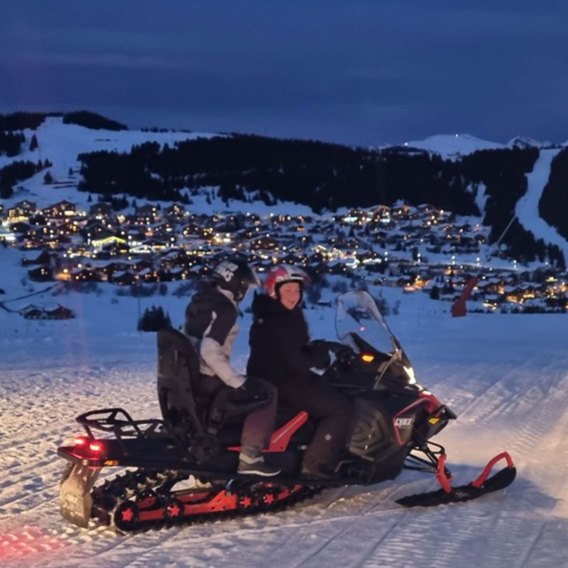 Balade en motoneige nocturne dans la station "Les Saisies"