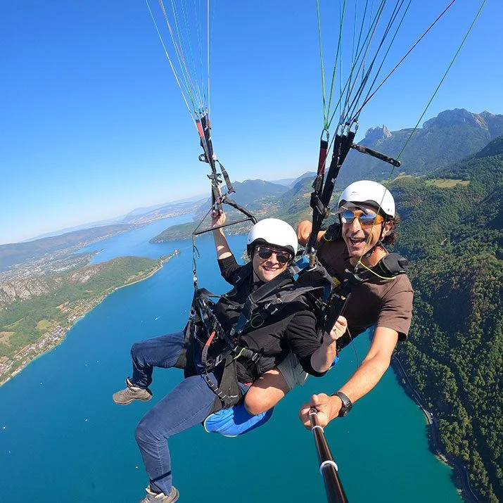 Vol en parapente au dessus du lac d'Annecy pour un séminaire d'entreprise