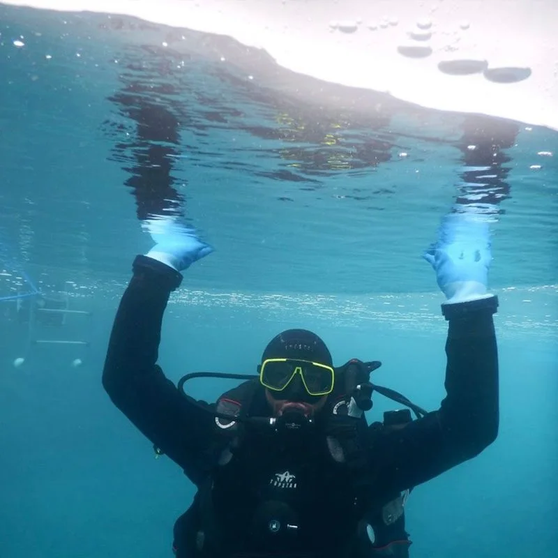 Baptême de plongée sous glace à Val Cenis en hiver avec un moniteur