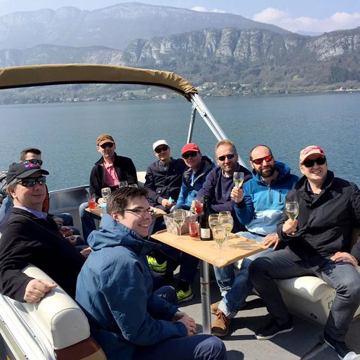 Apéritif d'équipe sur un bateau pour un séminaire d'entreprise à Annecy