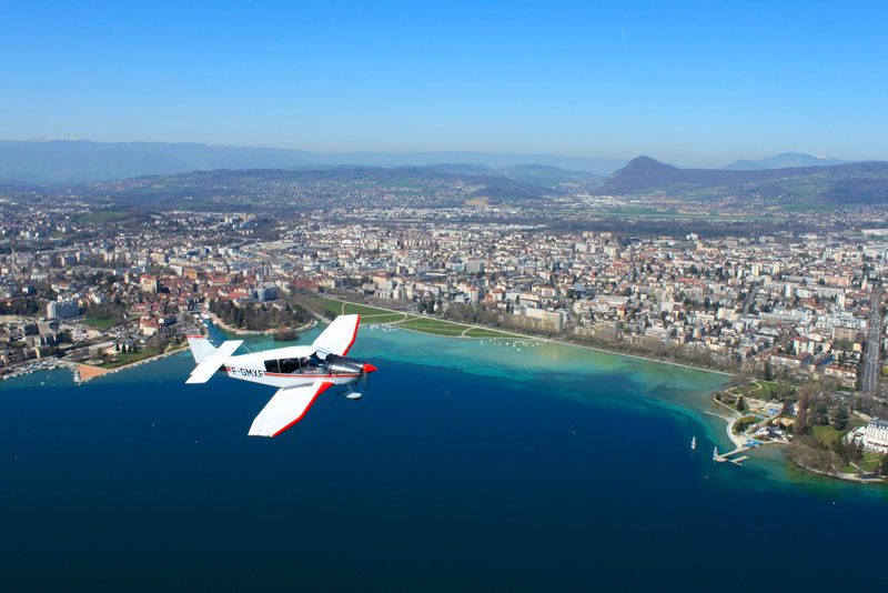 Avion survolant le lac d'Annecy