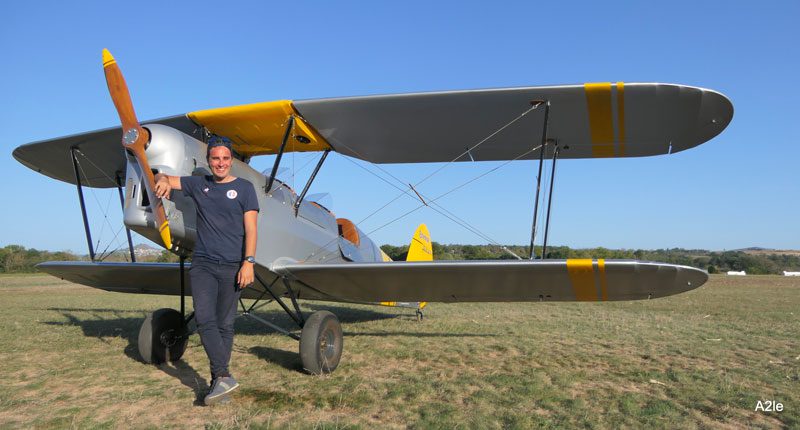 Pilote d'ULM à coté de l'hélice de son ULM stampe