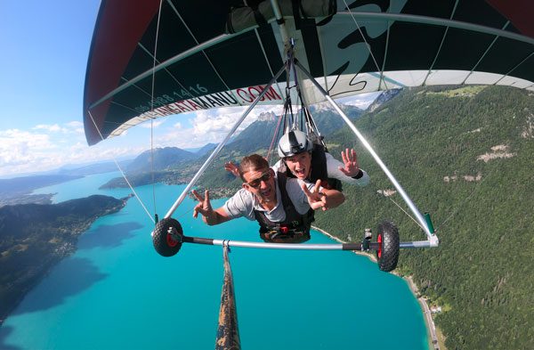 Survol du lac d'Annecy lors d'un baptême de parapente