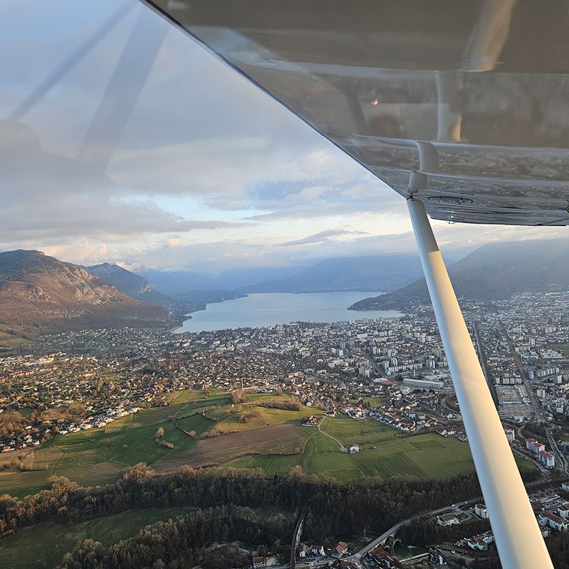 Vue d'Annecy et de son lac depuis l'ail d'un ULM