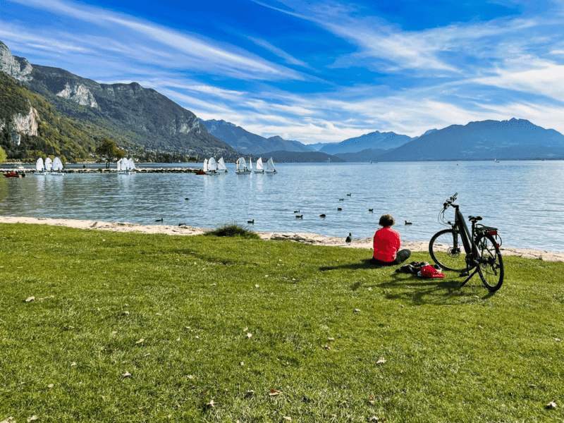 Paysage annecy lac et vélo