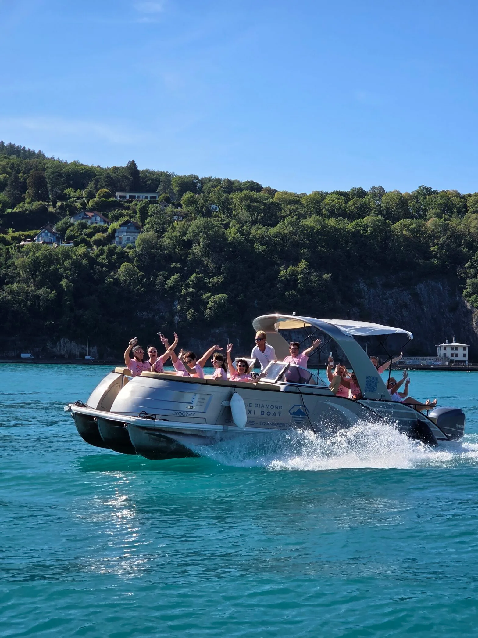 EVJF (enterrement de vie de jeune fille) à Annecy avec Activ'Annecy, croisière privatisée